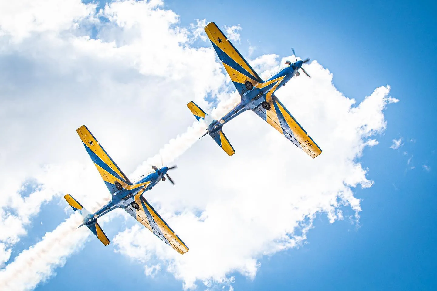 Duas aeronaves em apresentação aérea.