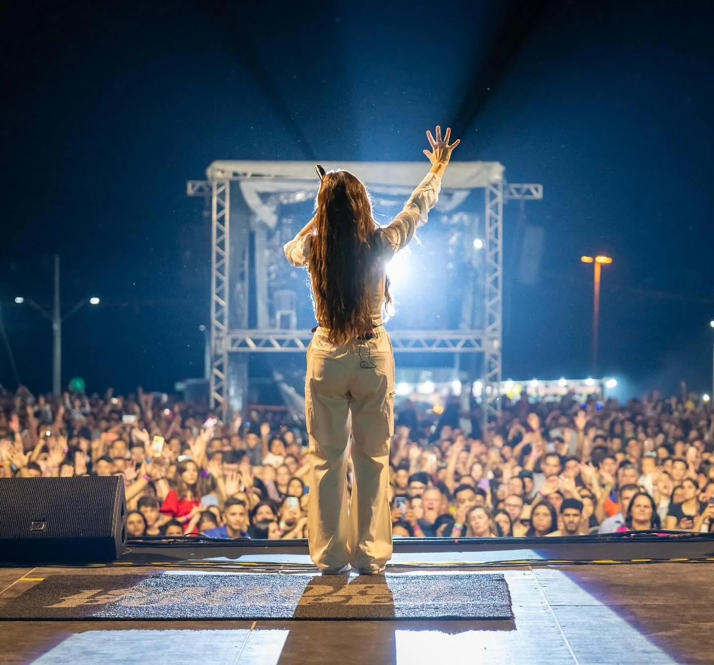Cobertura de apresentação ao vivo, com artista e público