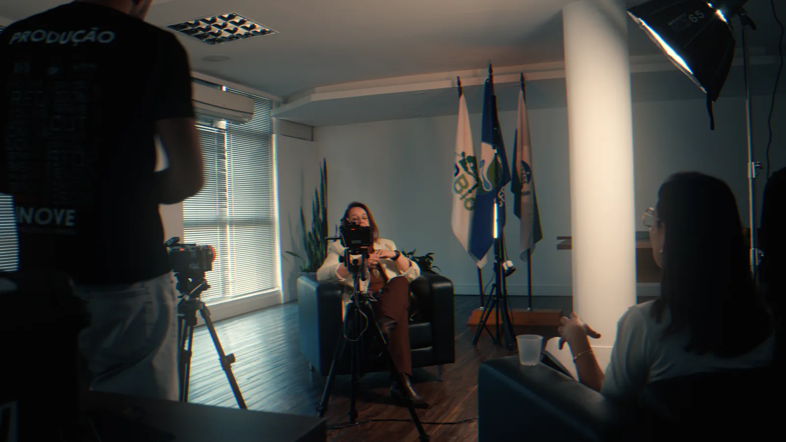 Bastidores de entrevista produzida pela INOVE, com equipe, câmeras e iluminação