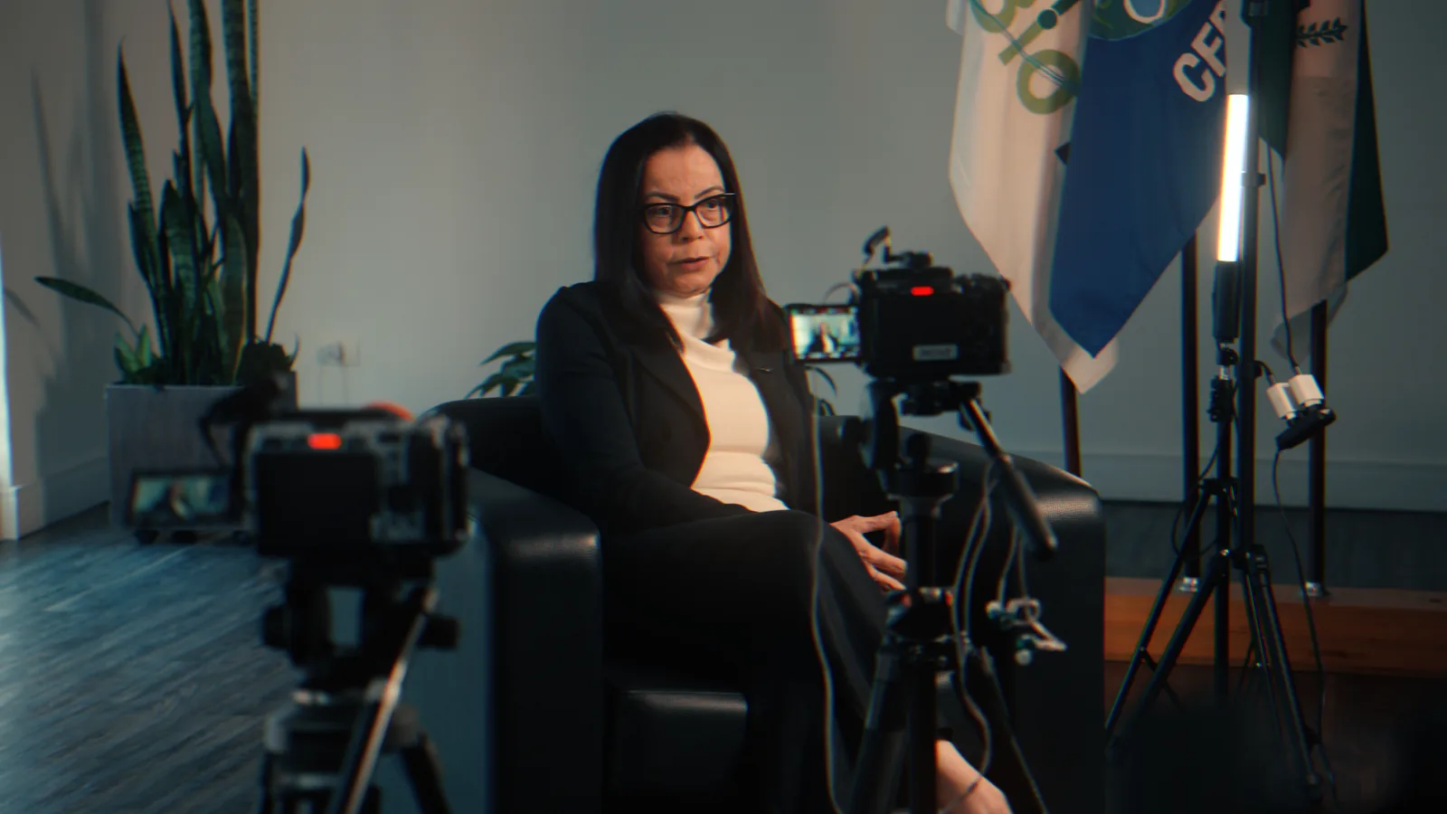 Entrevistada diante de câmeras e iluminação de produção