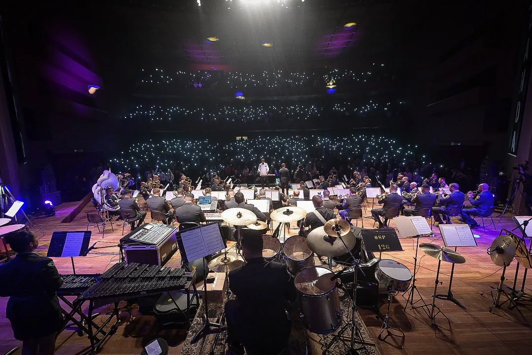 Orquestra vista do palco em direção ao público.