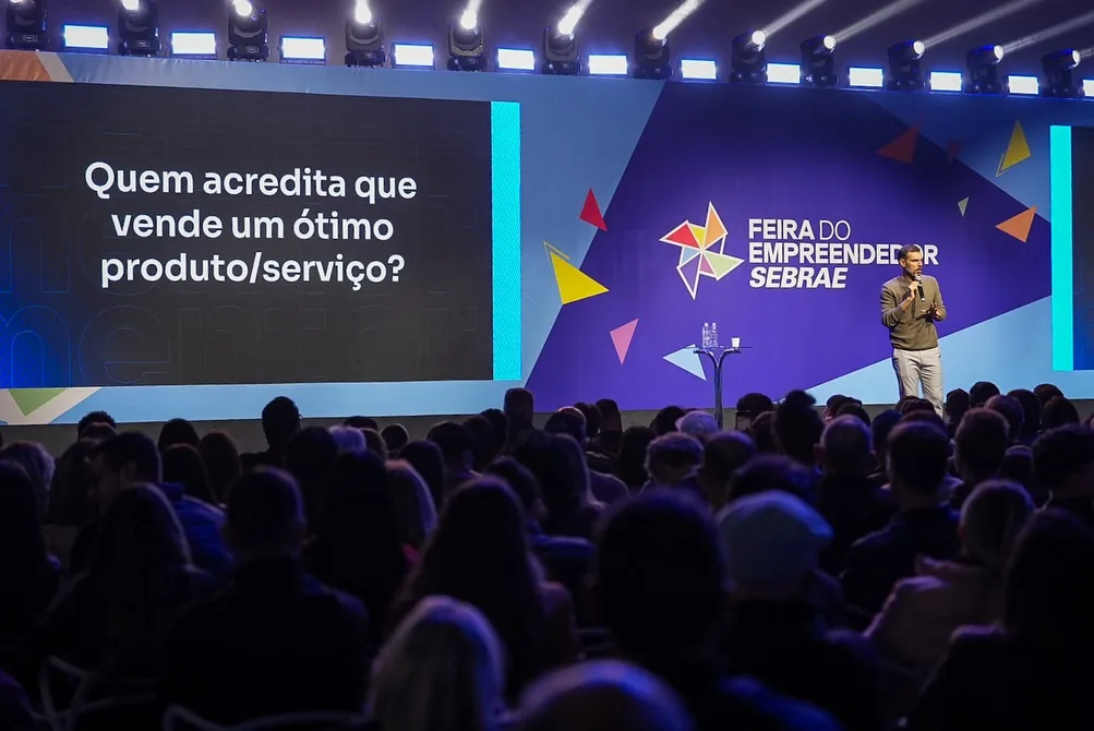 Palestra na Feira do Empreendedor Sebrae, com palco e público.